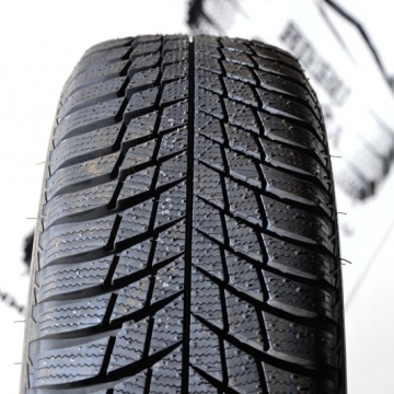 Bridgestone BLIZZAK LM001 225/60 R17 99H