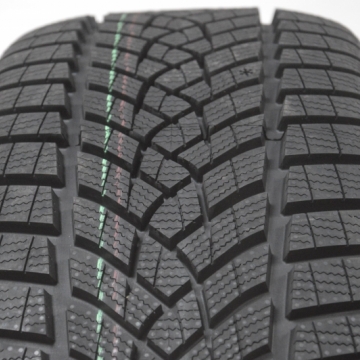 Goodyear Ultra Grip Performance+ 275/40 R21 107V